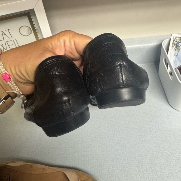 Tory Burch Black and Tan Leather Flats with Logo Medallion - Picture 6 of 12